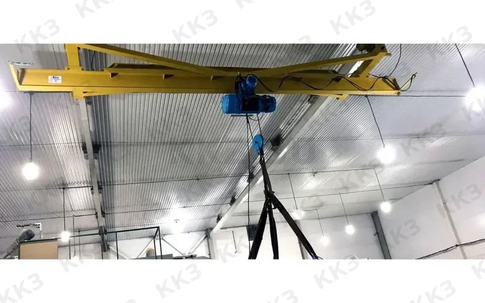 Мостовой кран в цеху